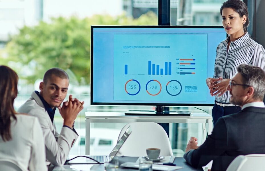 SEO manager presenting organic traffic data and analytics to a business team during a marketing meeting